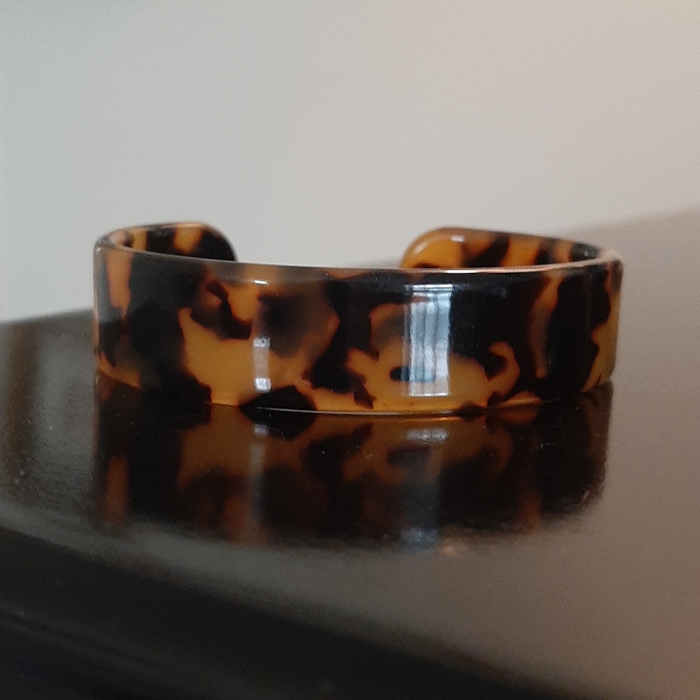 Tortoise shell cuffs - Picture 2 of 5